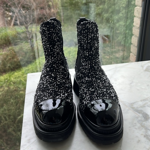 Chanel tweed and patent winter boot - Picture 2 of 5
